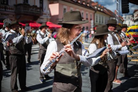 S soncem obsijan drugi festivalski dan 50. Dnevov narodnih noš in oblačilne dediščine v Kamniku (26)